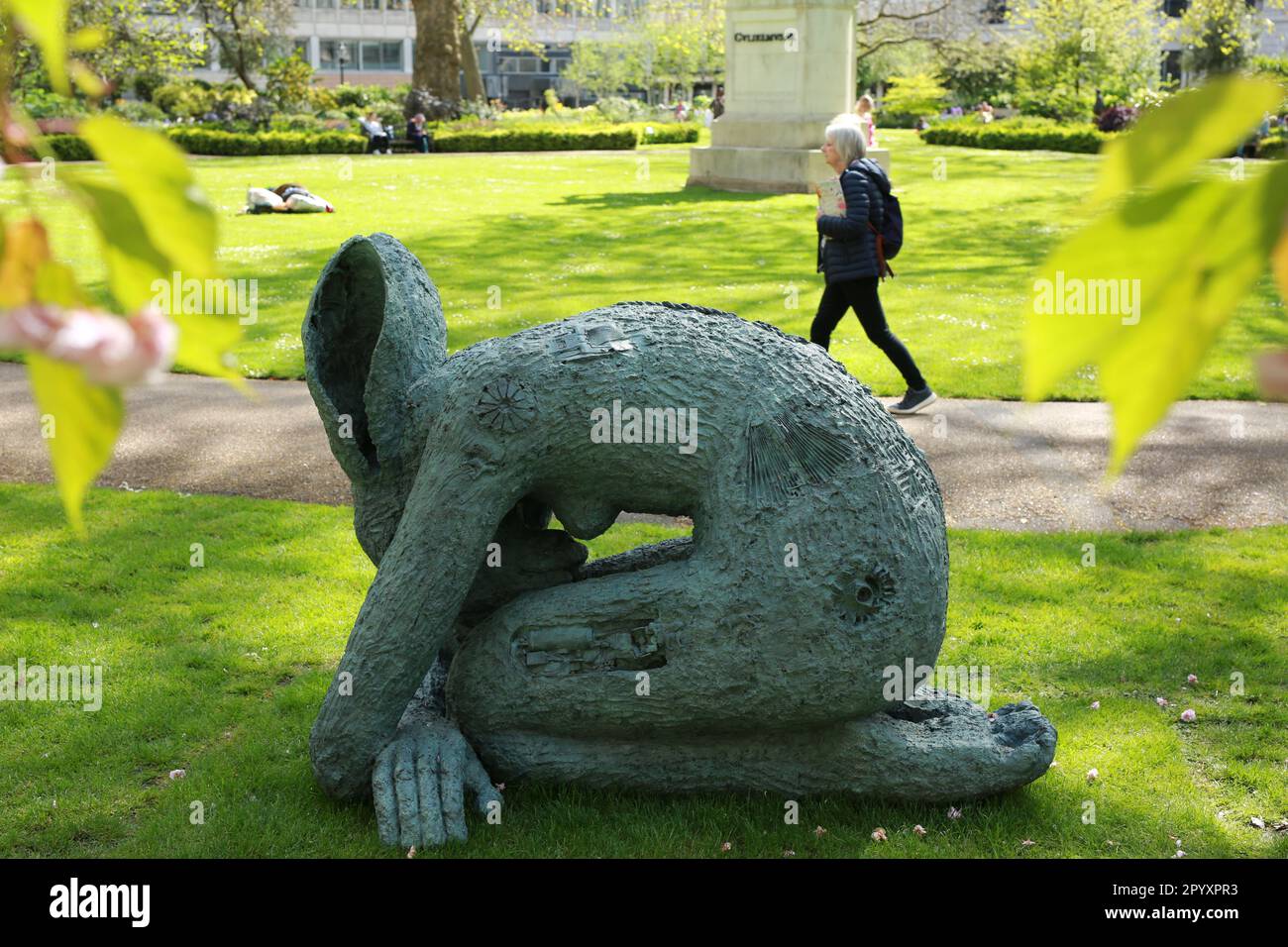 Londra, Regno Unito. 05 maggio 2023. Mostra: L'anno del coniglio dell'artista Sophie Ryder in Piazza San Giacomo. Questa mostra è il mondo immaginario degli esseri mitici di Sophie Ryder, che espone sculture su larga scala dell'artista acclamato e riunisce il suo cast unico di personaggi. Sophie Ryder è nata a Londra nel 1963 e questa mostra celebra il suo 60th° anno. Opportunamente il 2023 è l’anno del coniglio, il motivo distintivo di Ryder. Mostra dal 4 maggio al 28 luglio 2023. Credit: Waldemar Sikora/Alamy Live News Foto Stock