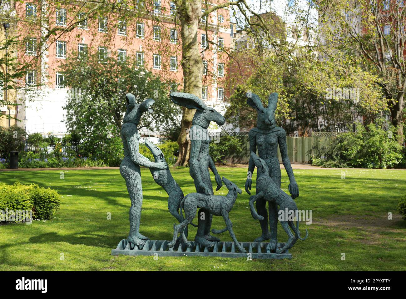 Londra, Regno Unito. 05 maggio 2023. Mostra: L'anno del coniglio dell'artista Sophie Ryder in Piazza San Giacomo. Questa mostra è il mondo immaginario degli esseri mitici di Sophie Ryder, che espone sculture su larga scala dell'artista acclamato e riunisce il suo cast unico di personaggi. Sophie Ryder è nata a Londra nel 1963 e questa mostra celebra il suo 60th° anno. Opportunamente il 2023 è l’anno del coniglio, il motivo distintivo di Ryder. Mostra dal 4 maggio al 28 luglio 2023. Credit: Waldemar Sikora/Alamy Live News Foto Stock