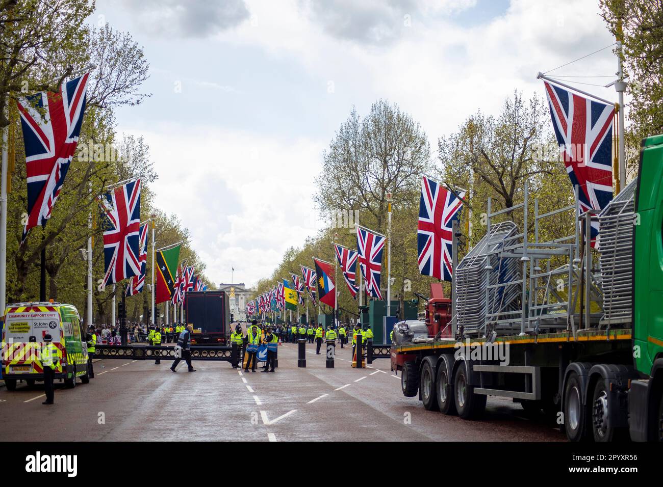 Londra, Regno Unito. 05th maggio, 2023. Con il giorno dell'incoronazione di Re Carlo III ad appena un giorno di distanza, l'iconica strada "The Mall", che conduce a Buckingham Palace, è chiusa dalle forze di polizia mentre migliaia di fan reali da tutto il mondo si riuniscono in previsione del momento storico. Credit: Sinai Noor/Alamy Live News Foto Stock