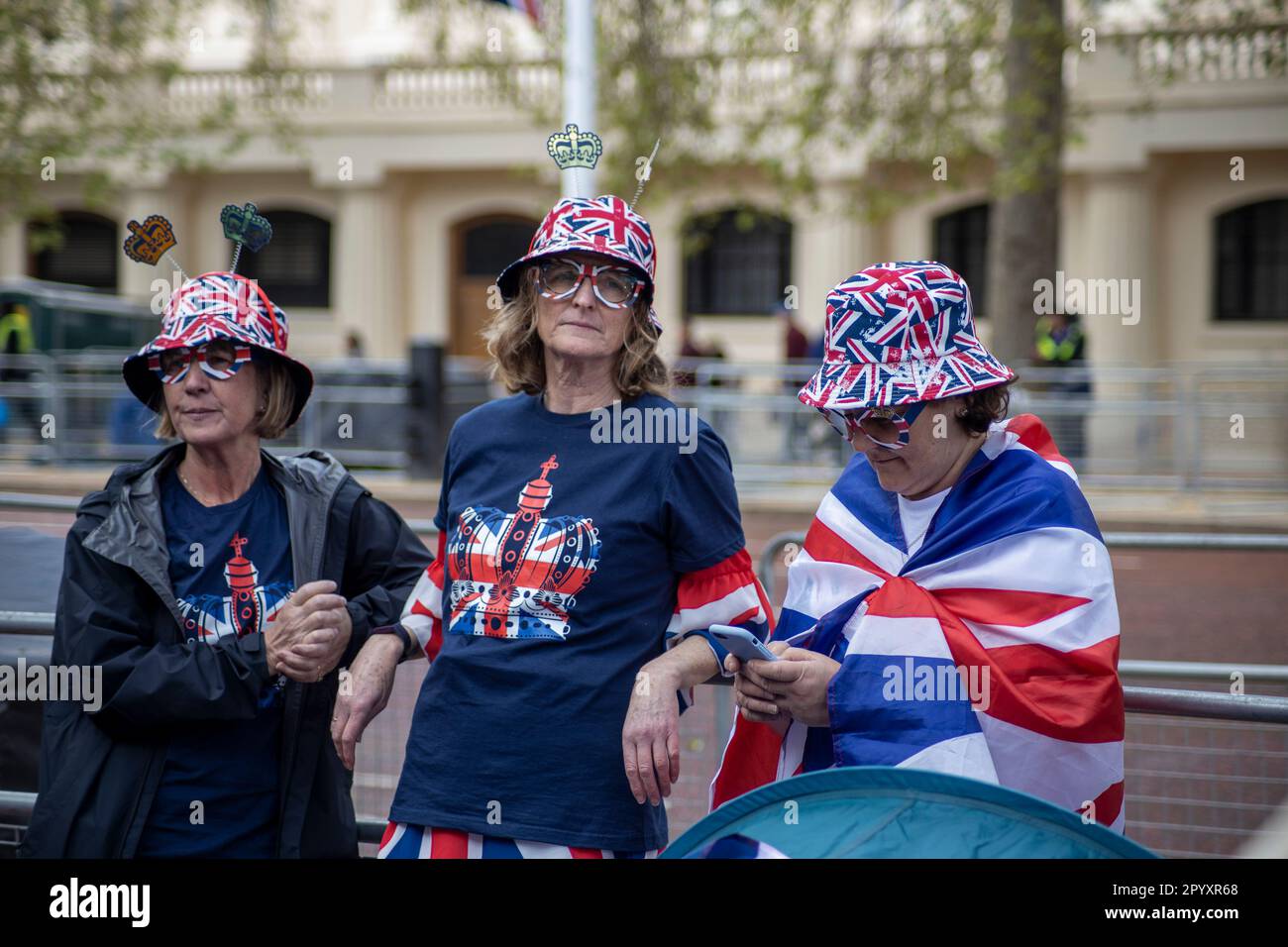 Londra, Regno Unito. 05th maggio, 2023. Con il giorno dell'incoronazione di Re Carlo III ad appena un giorno di distanza, l'iconica strada "The Mall", che conduce a Buckingham Palace, è chiusa dalle forze di polizia mentre migliaia di fan reali da tutto il mondo si riuniscono in previsione del momento storico. Credit: Sinai Noor/Alamy Live News Foto Stock