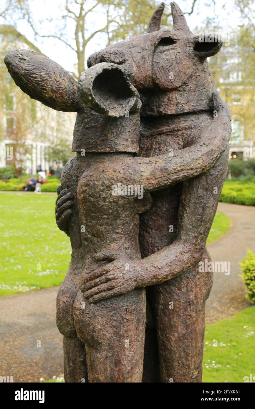 Londra, Regno Unito. 05 maggio 2023. Mostra: L'anno del coniglio dell'artista Sophie Ryder in Piazza San Giacomo. Questa mostra è il mondo immaginario degli esseri mitici di Sophie Ryder, che espone sculture su larga scala dell'artista acclamato e riunisce il suo cast unico di personaggi. Sophie Ryder è nata a Londra nel 1963 e questa mostra celebra il suo 60th° anno. Opportunamente il 2023 è l’anno del coniglio, il motivo distintivo di Ryder. Mostra dal 4 maggio al 28 luglio 2023. Credit: Waldemar Sikora/Alamy Live News Foto Stock