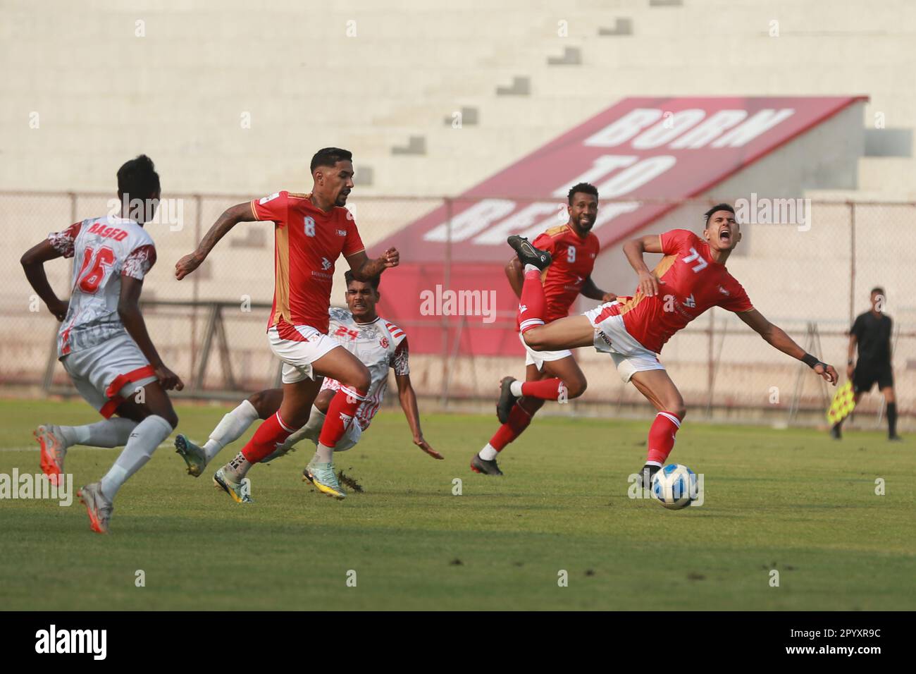 Bashundhara King Uzbekistan giocatore Asror Gafurov (Red J-77) durante il Bangladesh Premier League 2022-23 partita contro Bangladesh Muktijoddha SKC at Foto Stock