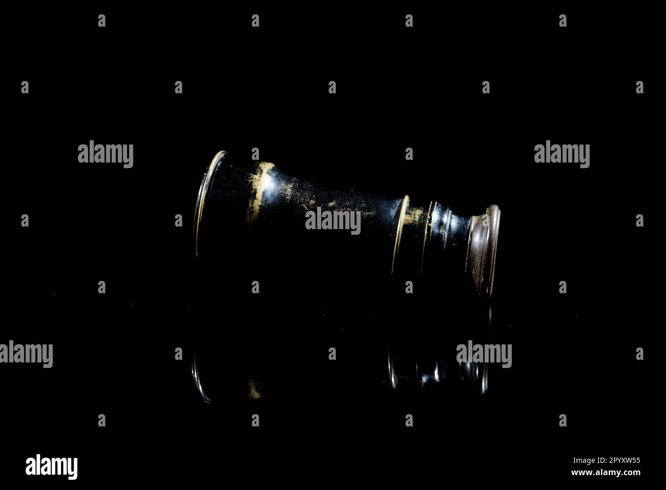 piccola spyglass monoculare vintage su superficie nera con fondo nero Foto Stock