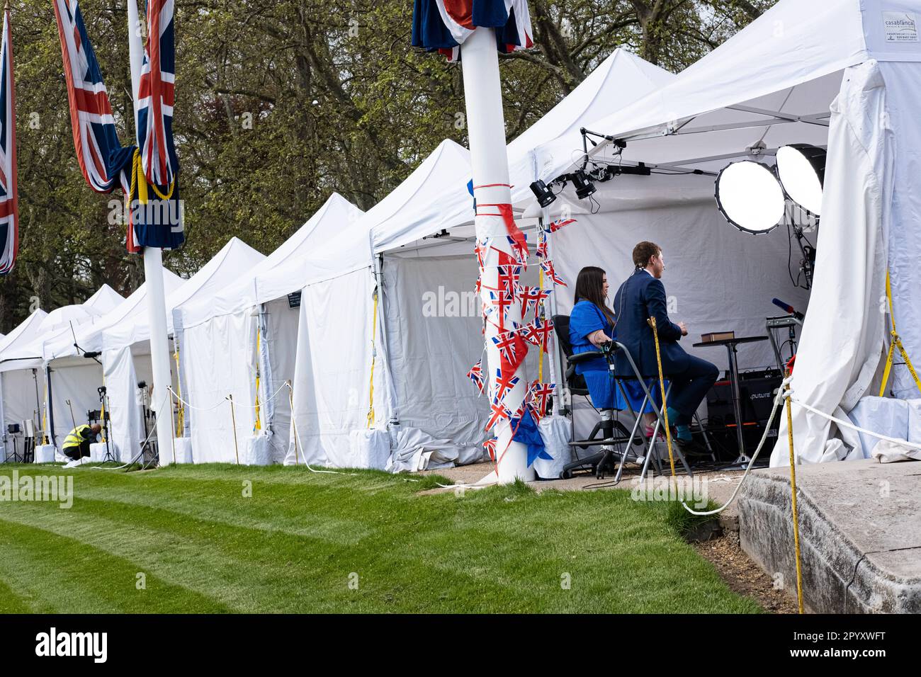 Londra, Regno Unito. 04th maggio, 2023. L'area stampa e le caselle si trovano all'esterno di Buckingham Palace. Le decorazioni e le strutture di Buckingham Palace sono allestite per l'incoronazione di Re Carlo III il 6 maggio 2023. Lungo il Mall, i tifosi reali si accampano per giorni al fine di garantire una buona vista della processione. Credit: SOPA Images Limited/Alamy Live News Foto Stock