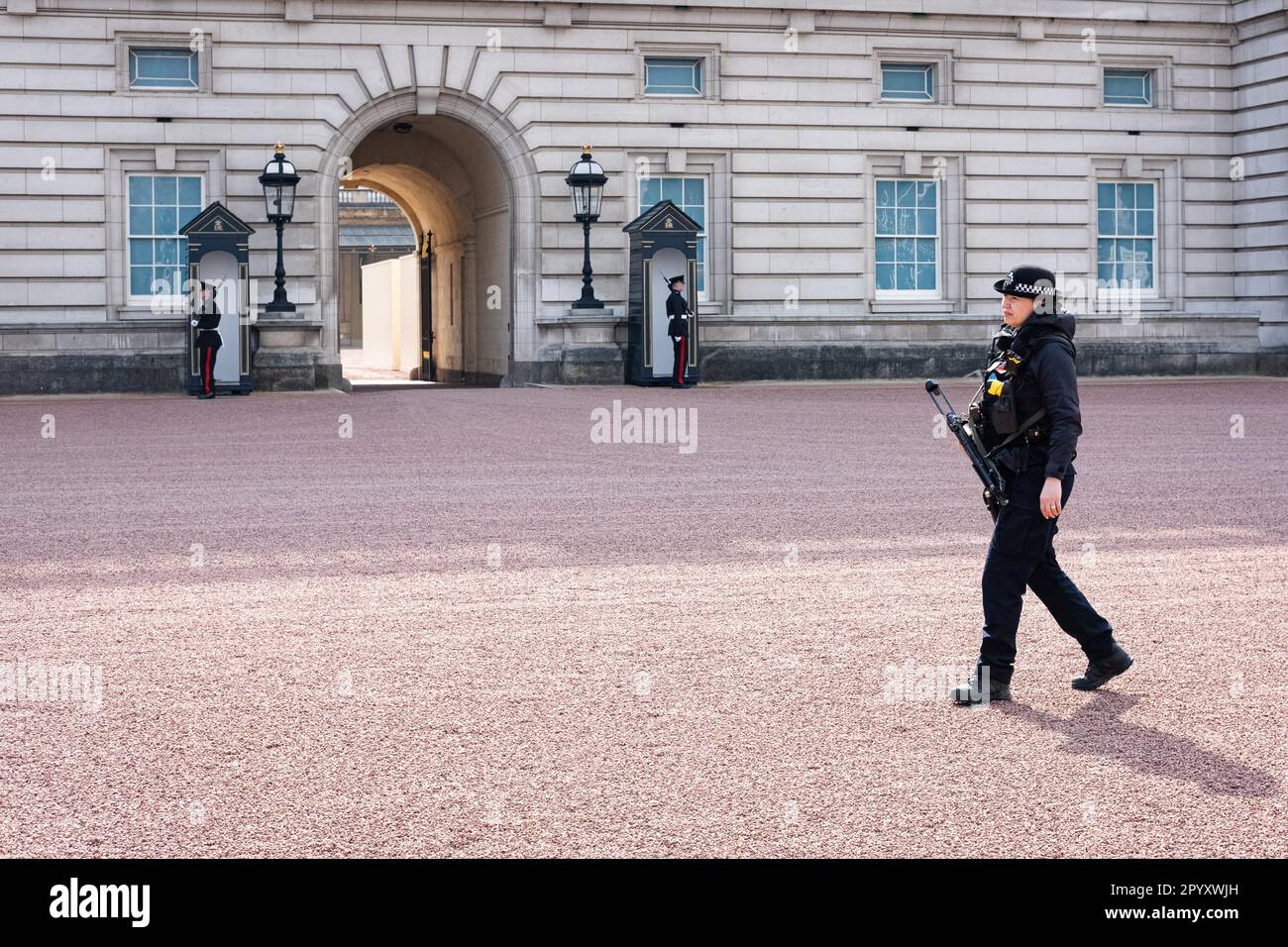 Londra, Regno Unito. 04th maggio, 2023. Le guardie di sicurezza pattugliano all'interno di Buckingham Palace. Le decorazioni e le strutture di Buckingham Palace sono allestite per l'incoronazione di Re Carlo III il 6 maggio 2023. Lungo il Mall, i tifosi reali si accampano per giorni al fine di garantire una buona vista della processione. Credit: SOPA Images Limited/Alamy Live News Foto Stock