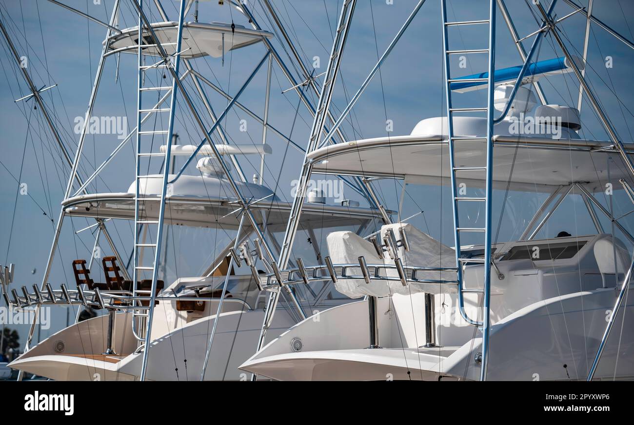 PORT ARANSAS, TX - 22 FEB 2023: Gli scarafaggi di due barche da pesca sportiva o yacht, scale e cavi e supporti per canne. Foto Stock