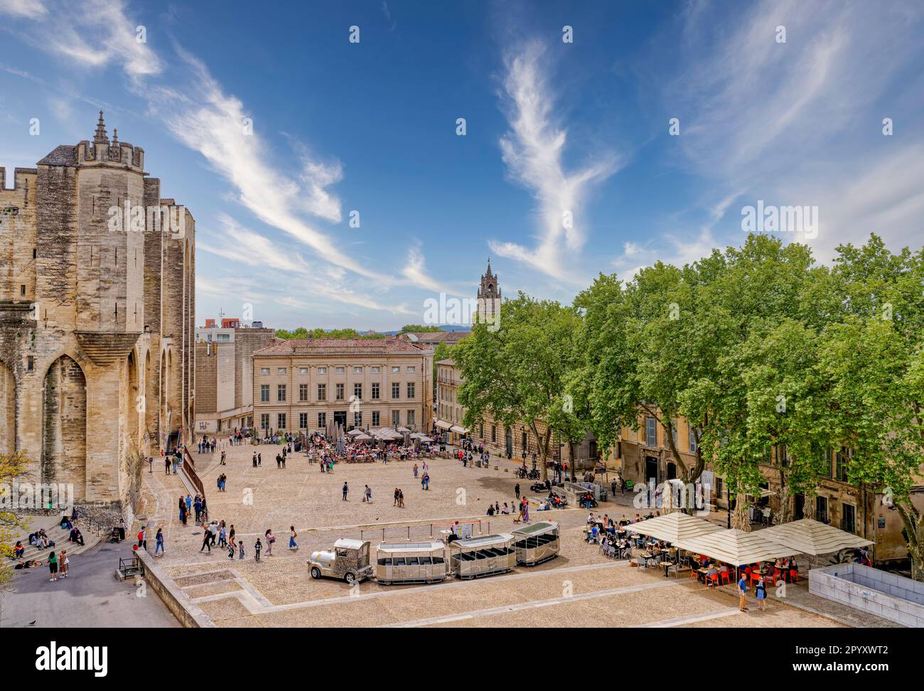 Sotto un cielo blu brillante, la vista che guarda verso il basso nella piazza della città di Avignone, Francia Foto Stock