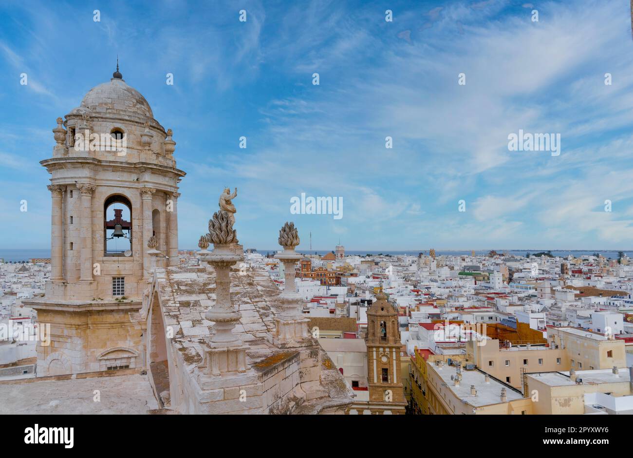 La vista dalla cima della torre dell'orologio nella Cattedrale di Cadice nel centro di Cadice, Spagna Foto Stock