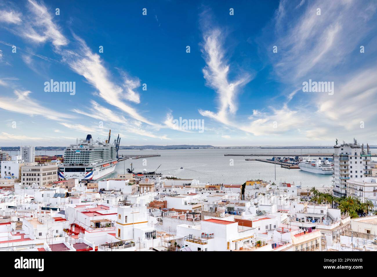 La vista dalla cima della torre dell'orologio nella Cattedrale di Cadice nel centro di Cadice, Spagna Foto Stock