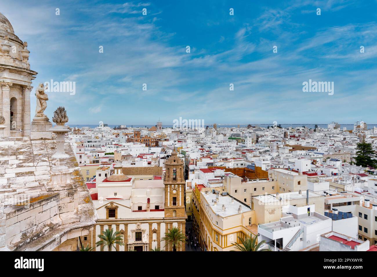 La vista dalla cima della torre dell'orologio nella Cattedrale di Cadice nel centro di Cadice, Spagna Foto Stock