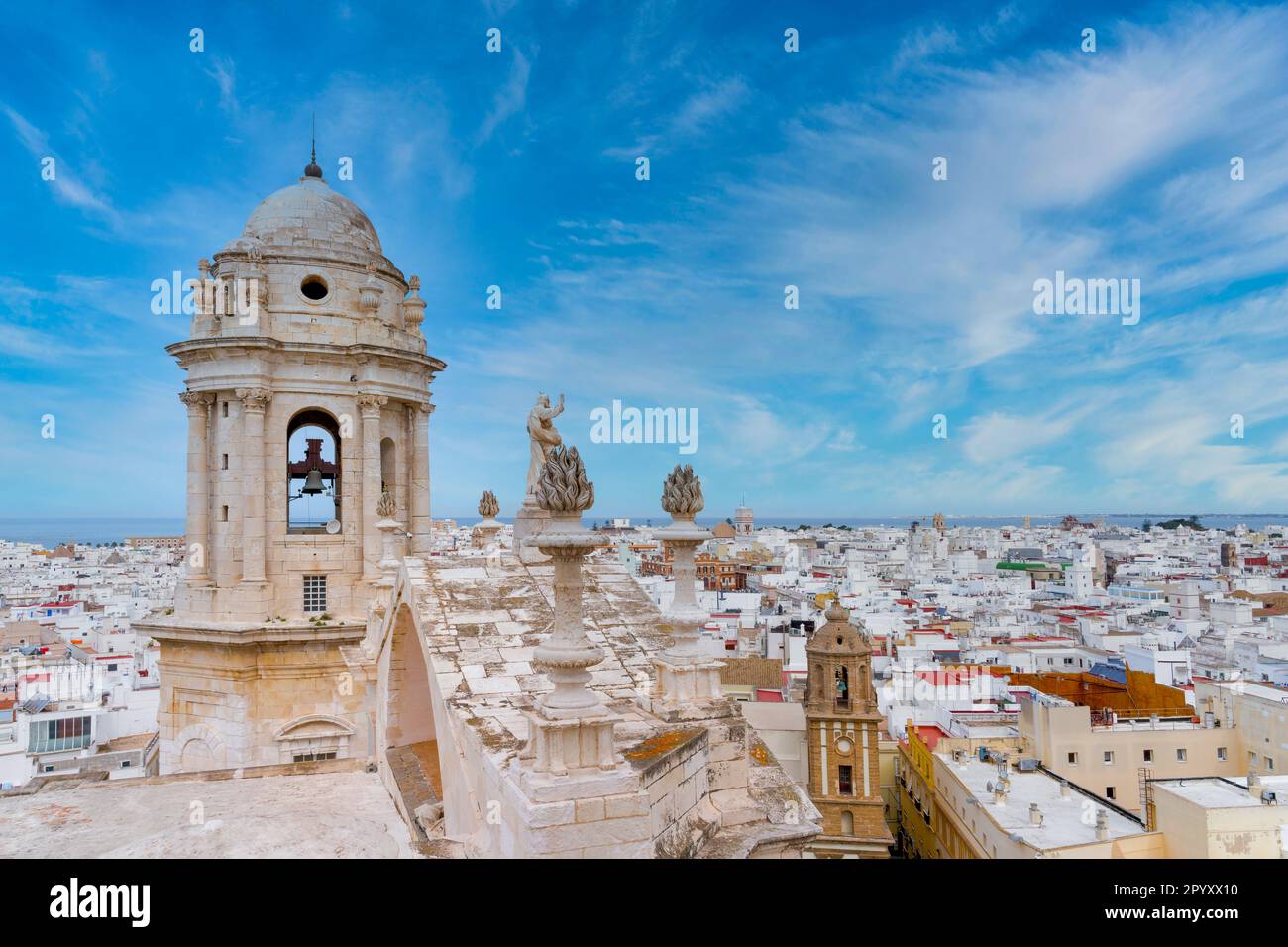 La vista dalla cima della torre dell'orologio nella Cattedrale di Cadice nel centro di Cadice, Spagna Foto Stock