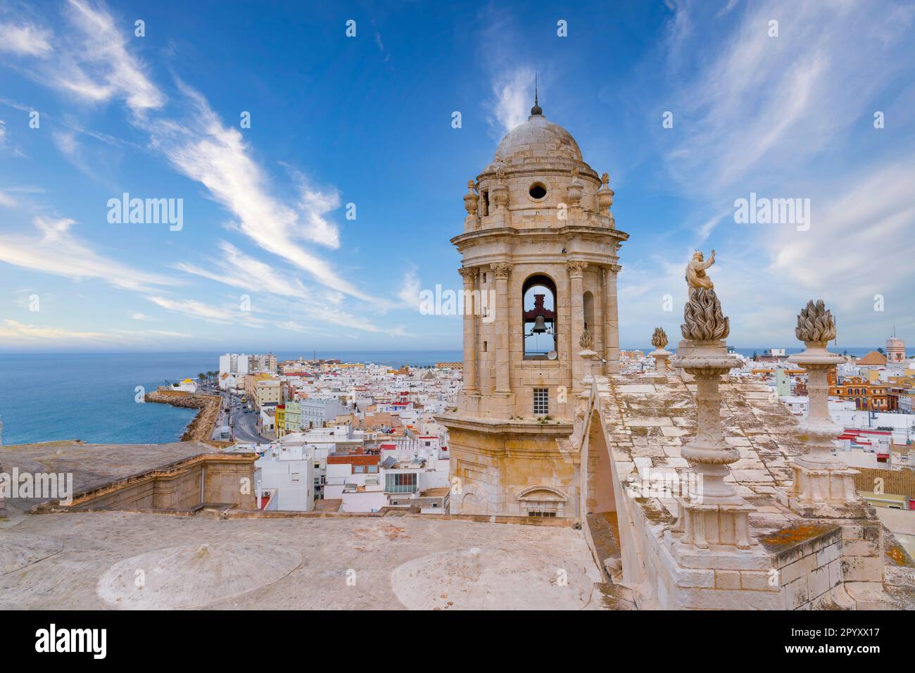 La vista dalla cima della torre dell'orologio nella Cattedrale di Cadice nel centro di Cadice, Spagna Foto Stock
