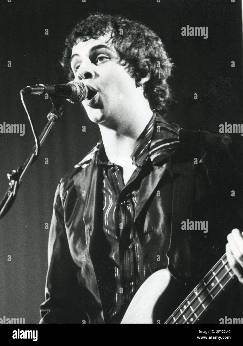 Mark Henry, bassista della band pop britannica The Boyfriends, si esibisce a Londra il 14 luglio 1978. Foto Stock