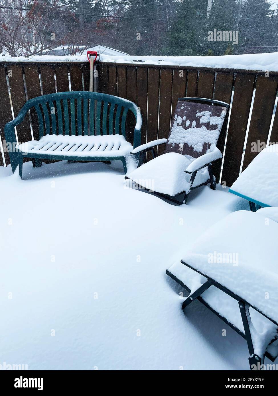 Mobili da esterno su un ponte, coperto da uno spesso strato di neve fresca. Foto Stock