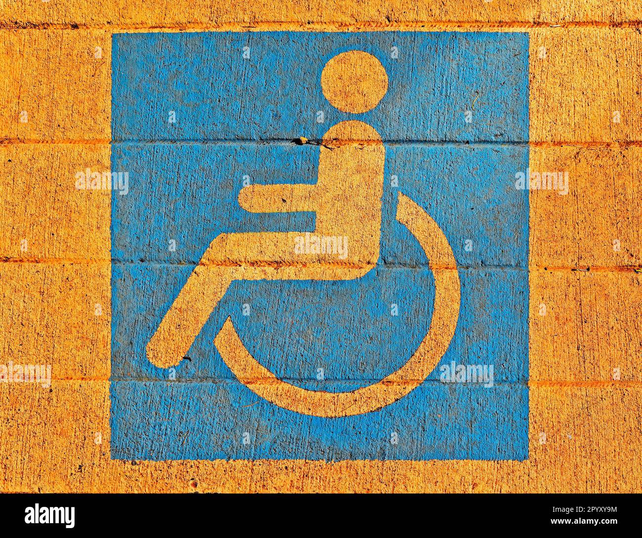 Pittogramma della sedia a rotelle dipinto sul marciapiede Foto Stock
