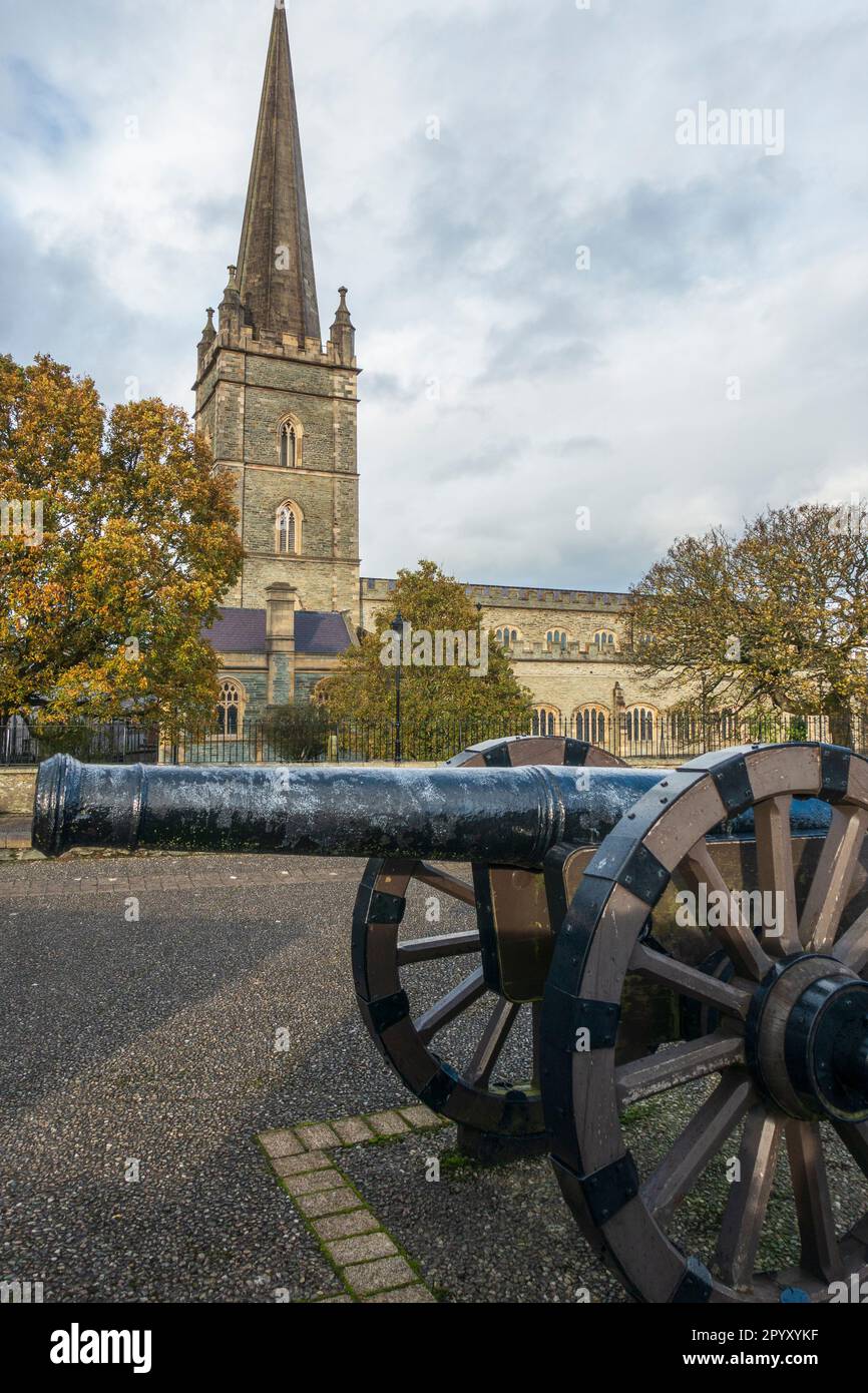 Cannone medievale sulle antiche mura della città, con la cattedrale di St Columb sullo sfondo, Derry / Londonderry, Irlanda del Nord, Regno Unito Foto Stock