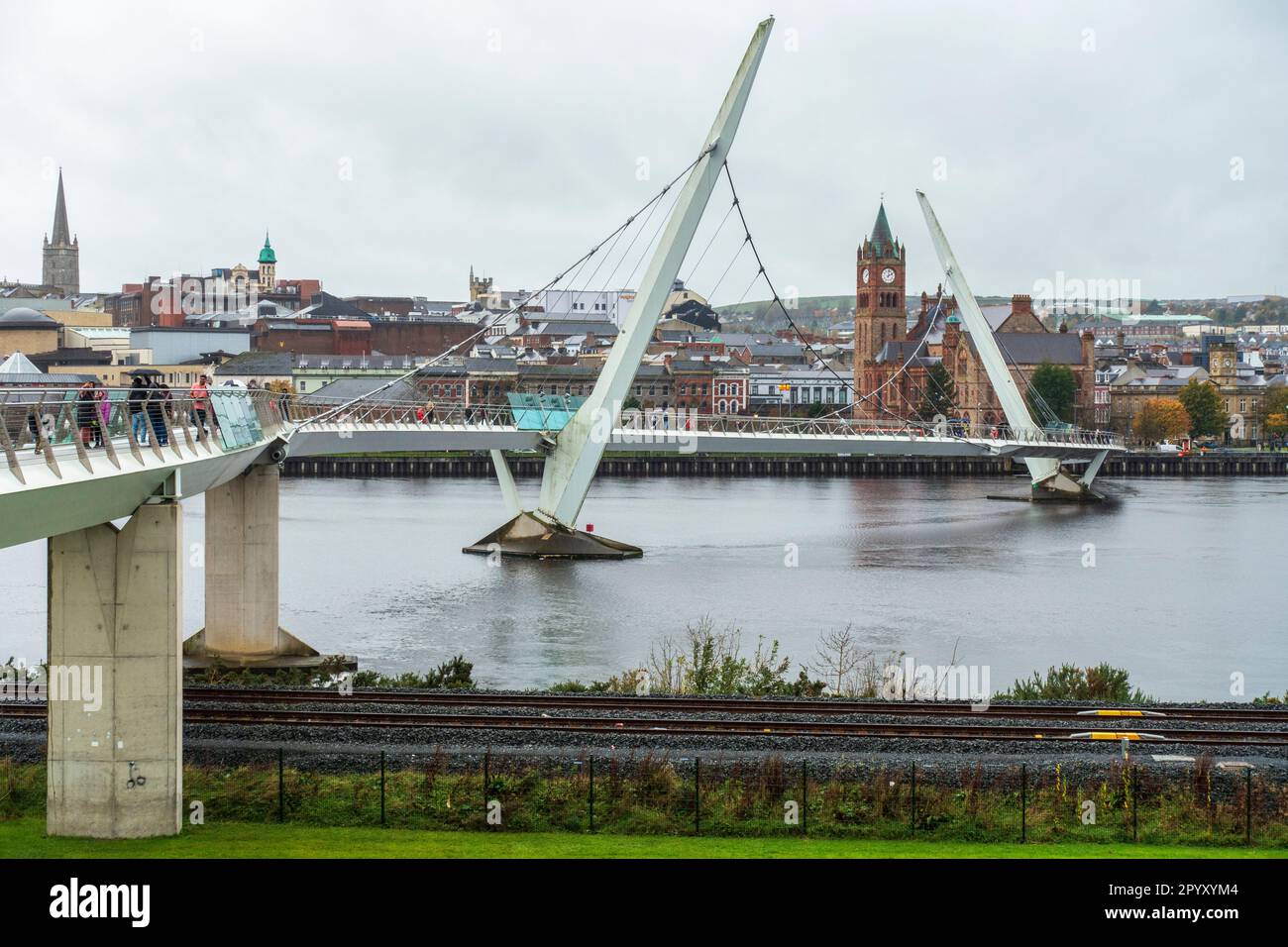 Il Peace Bridge, un ponte ciclabile e pedonale sul fiume Foyle, a Derry / Londonderry, Irlanda del Nord, Regno Unito Foto Stock