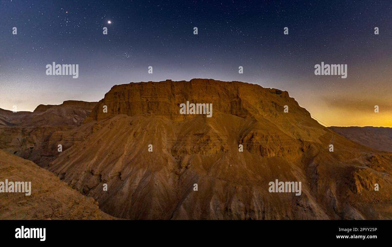 Fortezza di Masada di notte sotto il cielo stellato Foto Stock