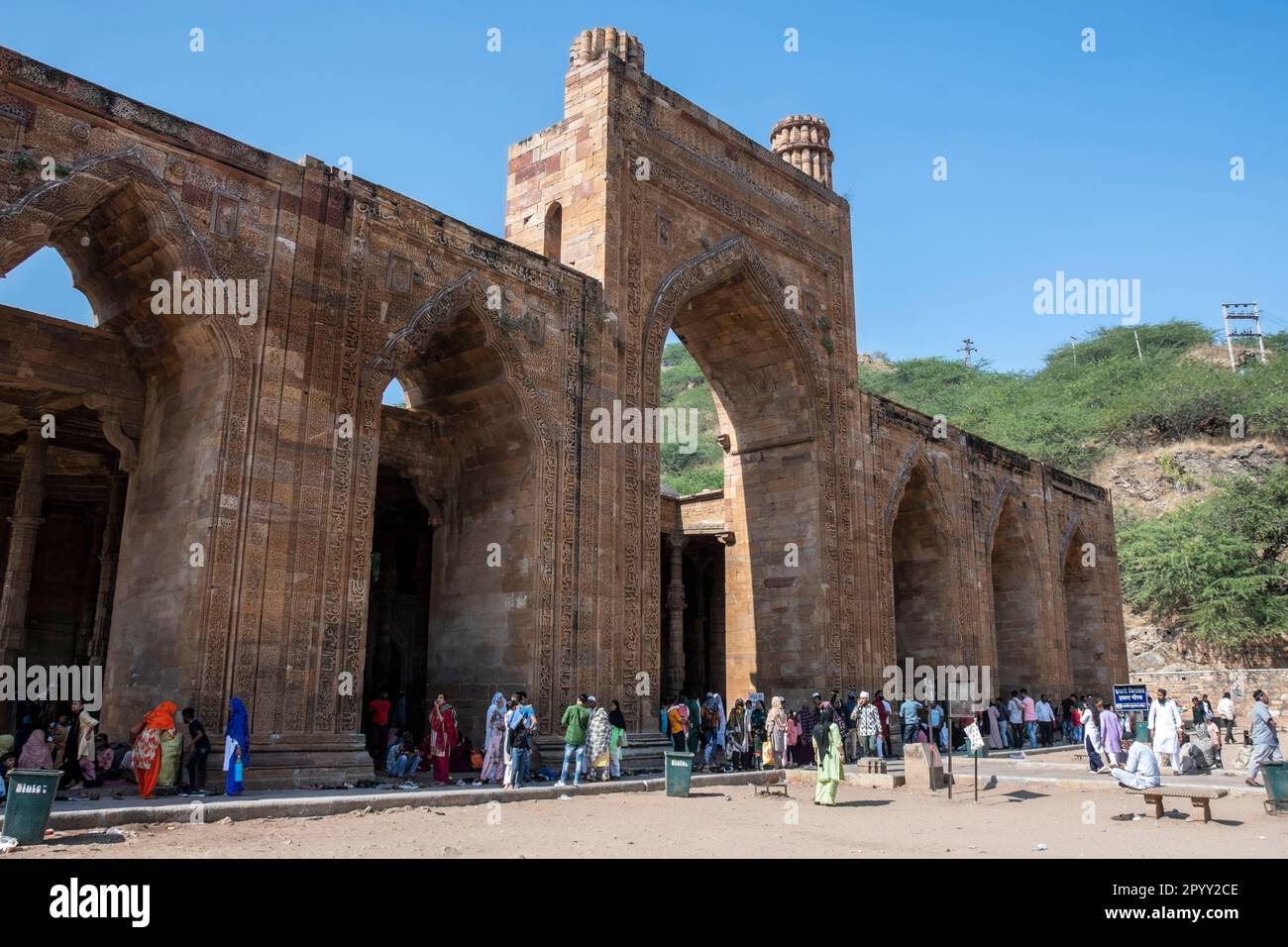 Le folle visitano il Adhai DIN Ka Jhopra, Ajmer, Rajasthan, India Foto Stock