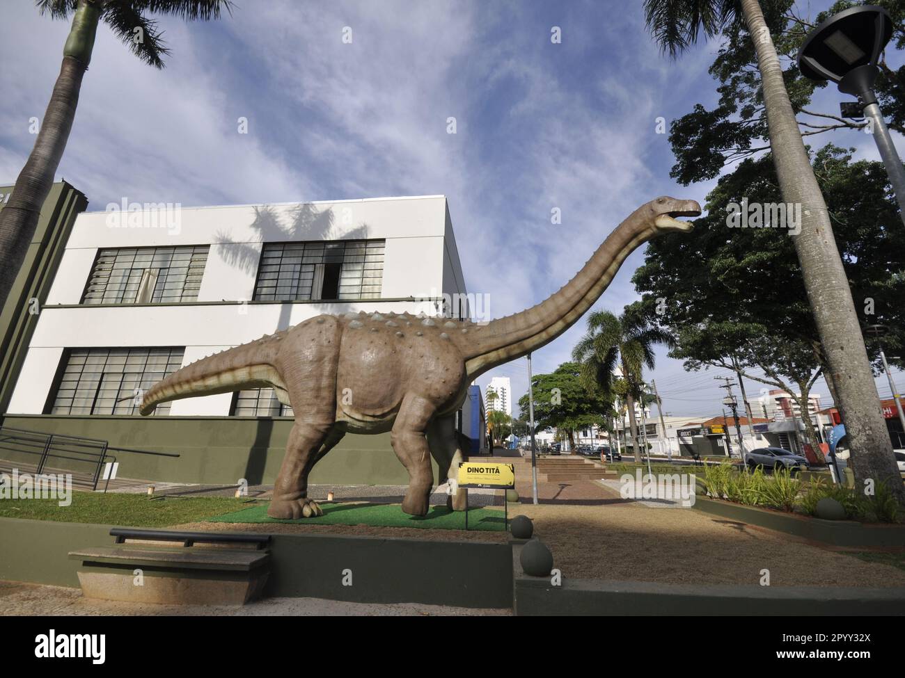 Marilia, São Paulo, Brasile - 27 ottobre 2022: Dinosauro replica di fronte al Museo di Paleontologia nella città di Marília, São Paulo, Brasile, Side Foto Stock