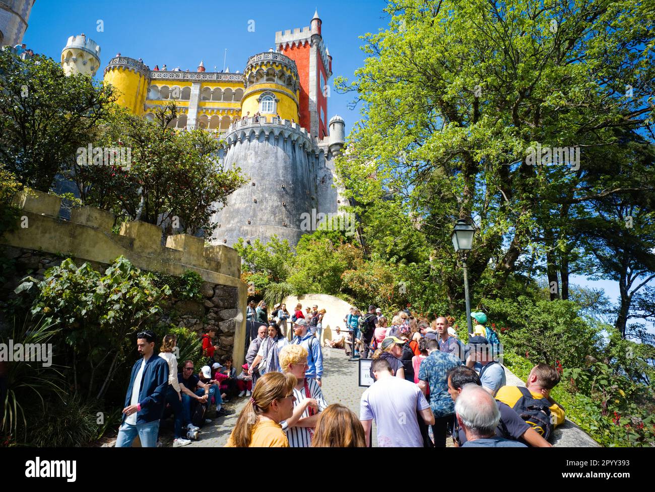 La fine della lunga coda per visitare il Palácio da pena a Sintra Foto Stock