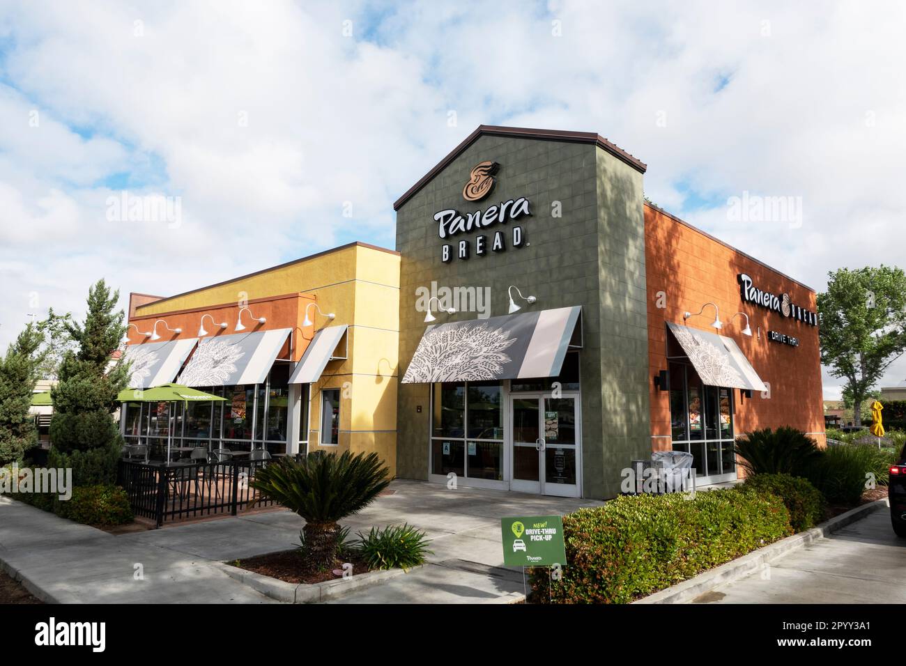 Menifee, CA, USA - 3 maggio 2023: Di fronte al Panera Bread Restaurant Foto Stock