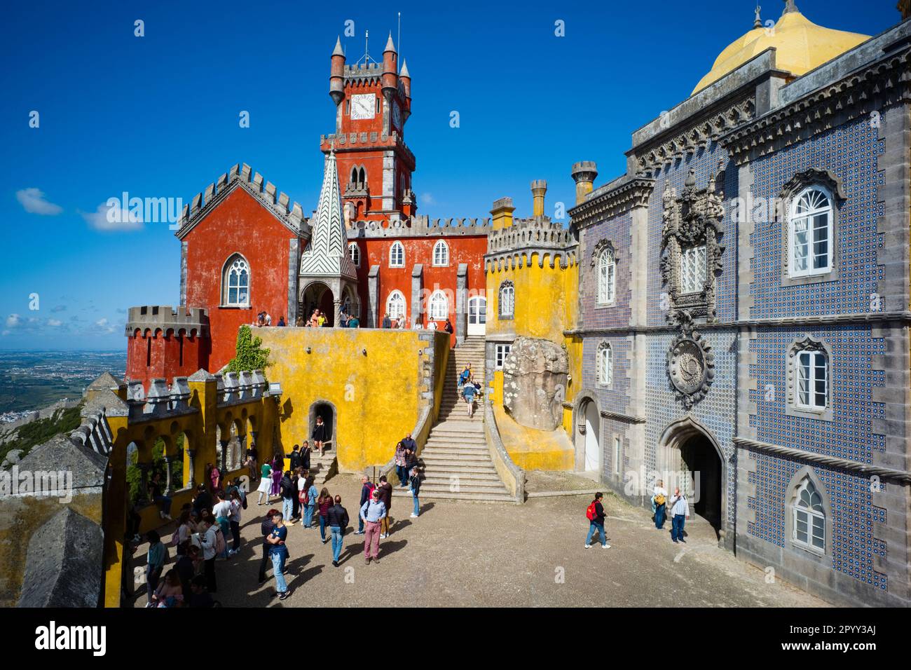 Il Palácio da pena, dai colori vivaci e decorati, si trova a Sintra, in Portogallo Foto Stock
