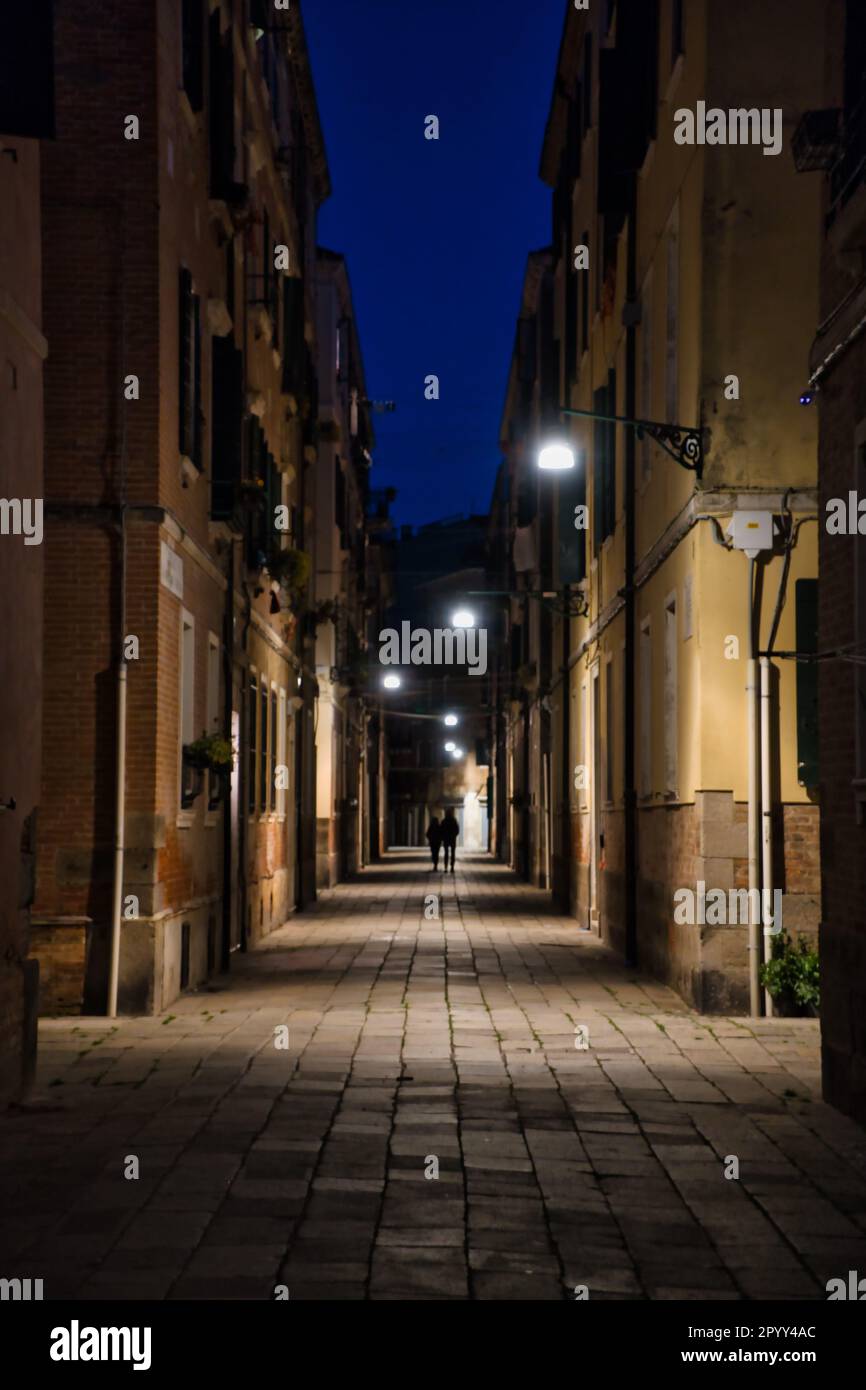 Vista notturna di una stradina residenziale di Venezia Foto Stock