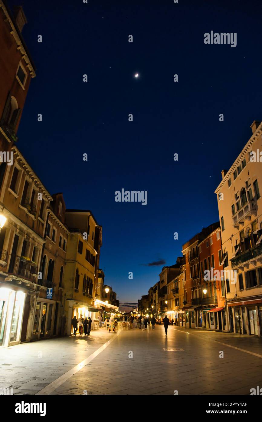 Strada di Venezia di notte Foto Stock