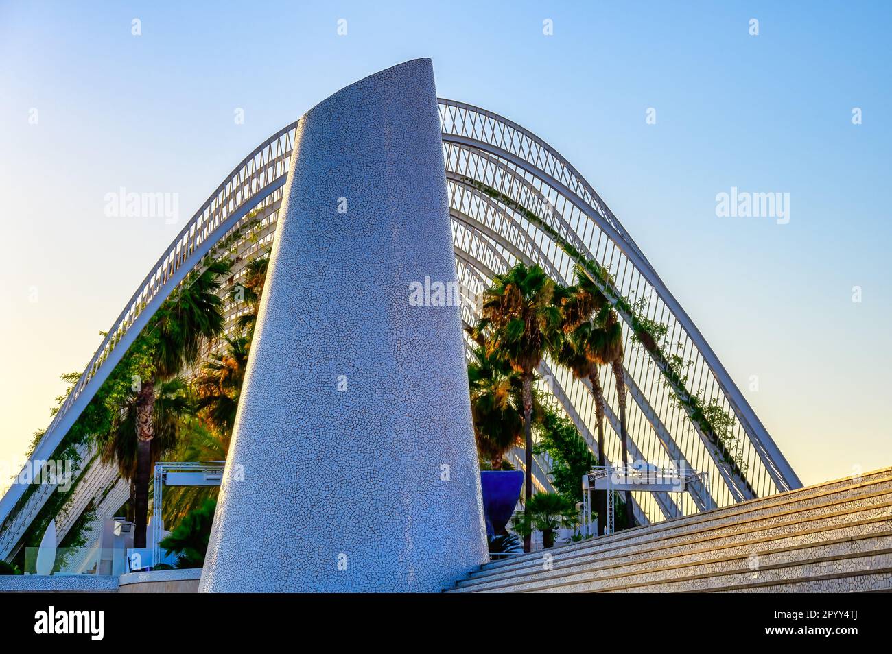 Valencia, Spagna - 17 luglio 2022: L'Umbracle edificio è cornice in scale o gradini decorati con una scultura moderna. Foto Stock