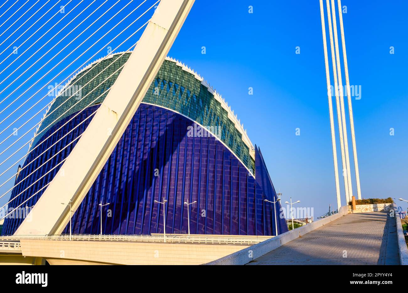 Valencia, Spagna - 17 luglio 2022: Caratteristiche architettoniche del ponte Assut de l'Or e dell'edificio l'Àgora. Il punto di riferimento nazionale è un importante attror turistico Foto Stock