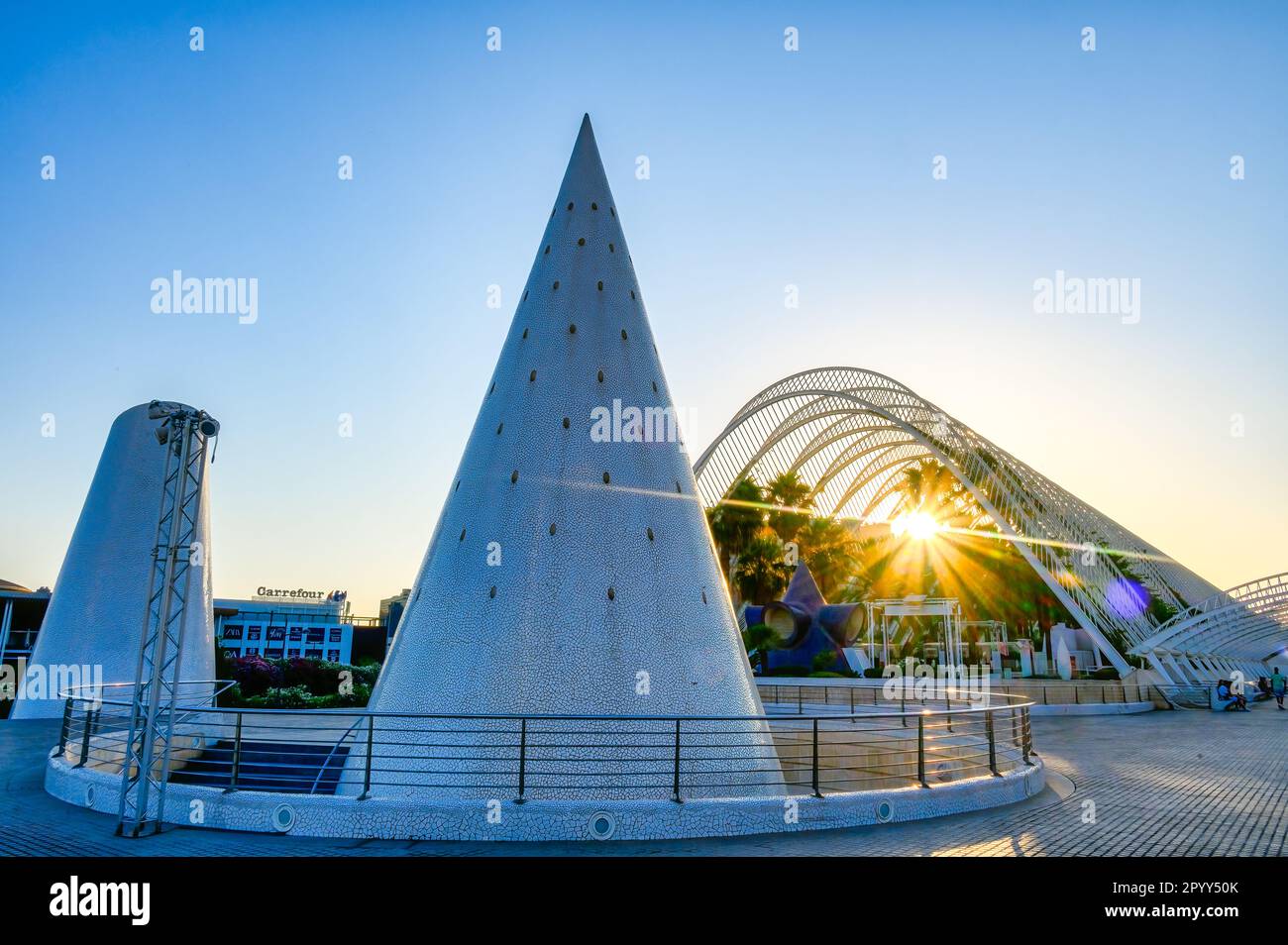Valencia, Spagna - 17 luglio 2022: Tramonto con raggi di sole attraverso l'edificio l'Umbracle. La "Ciudad de las Artes y las Ciencias" è una struttura internazionale Foto Stock