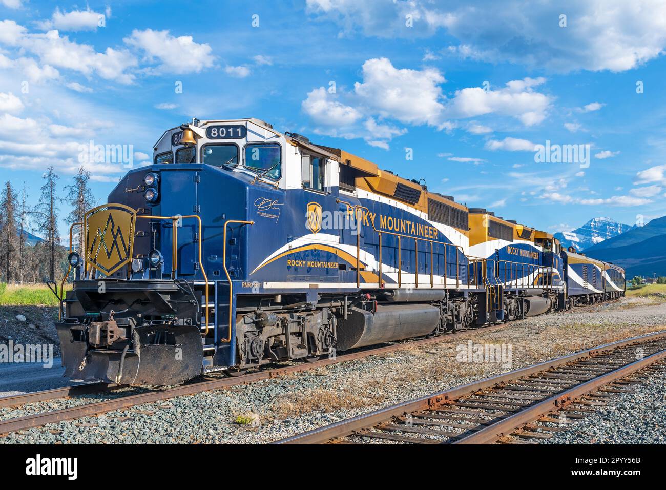 Locomotiva del treno Rocky Mountaineer e montagna Edith Cavell, parco nazionale di Jasper, Canada. Foto Stock