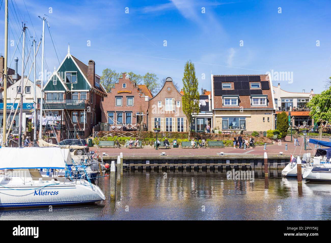 Facciate storiche nel vecchio porto del villaggio di pescatori di Urk, Paesi Bassi Foto Stock