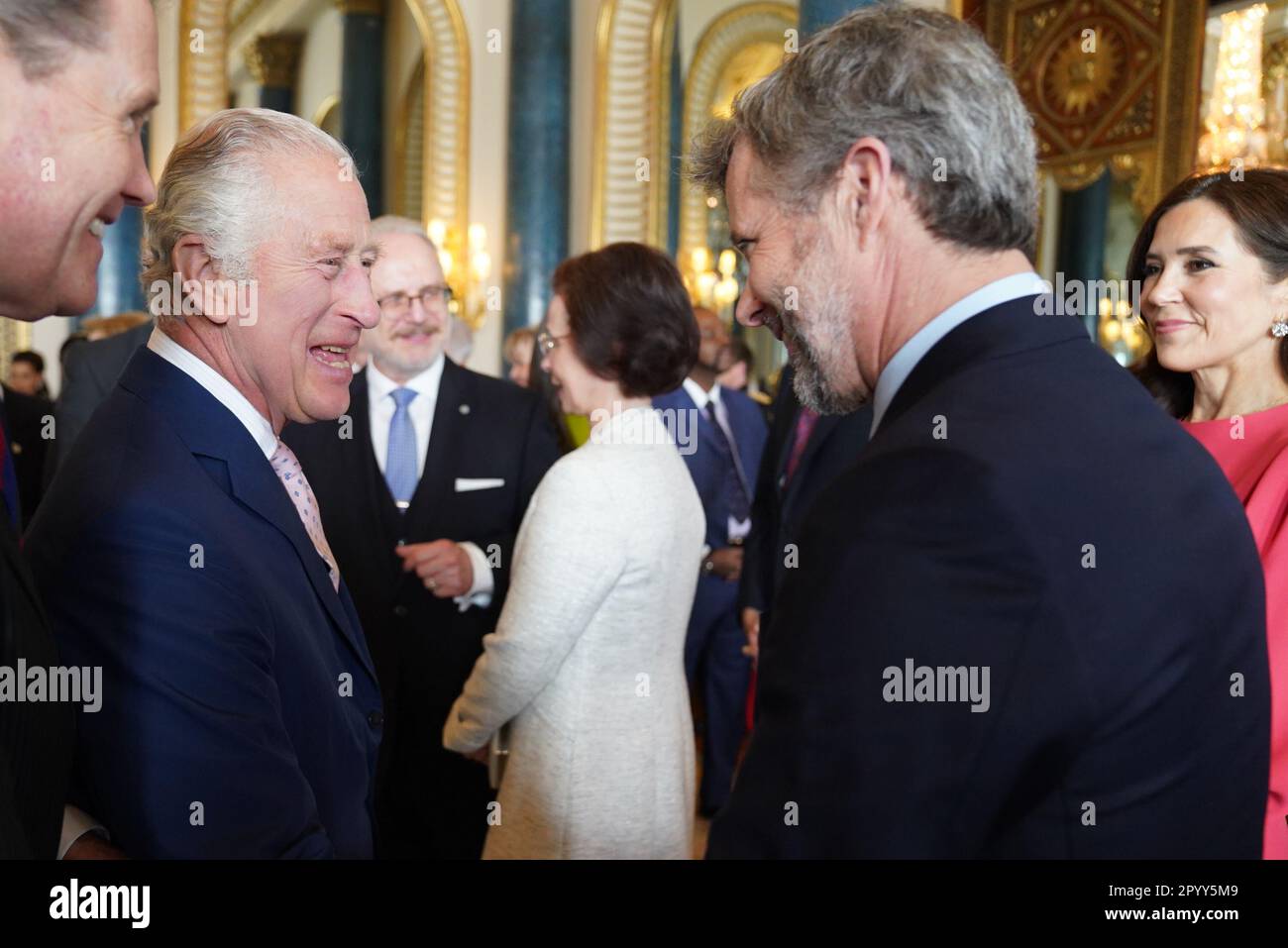 Re Carlo III (a sinistra) saluta Maria, Principessa della Corona di Danimarca e Principe ereditario Frederik di Danimarca, durante un ricevimento a Buckingham Palace, a Londra, per gli ospiti stranieri che partecipano alla sua incoronazione. Data immagine: Venerdì 5 maggio 2023. Foto Stock