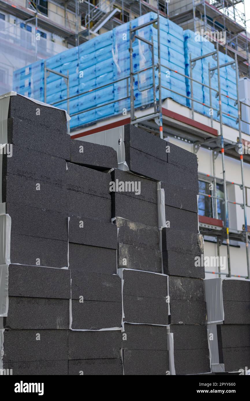 Pila di pannelli isolanti in polistirene nero in cantiere Foto Stock