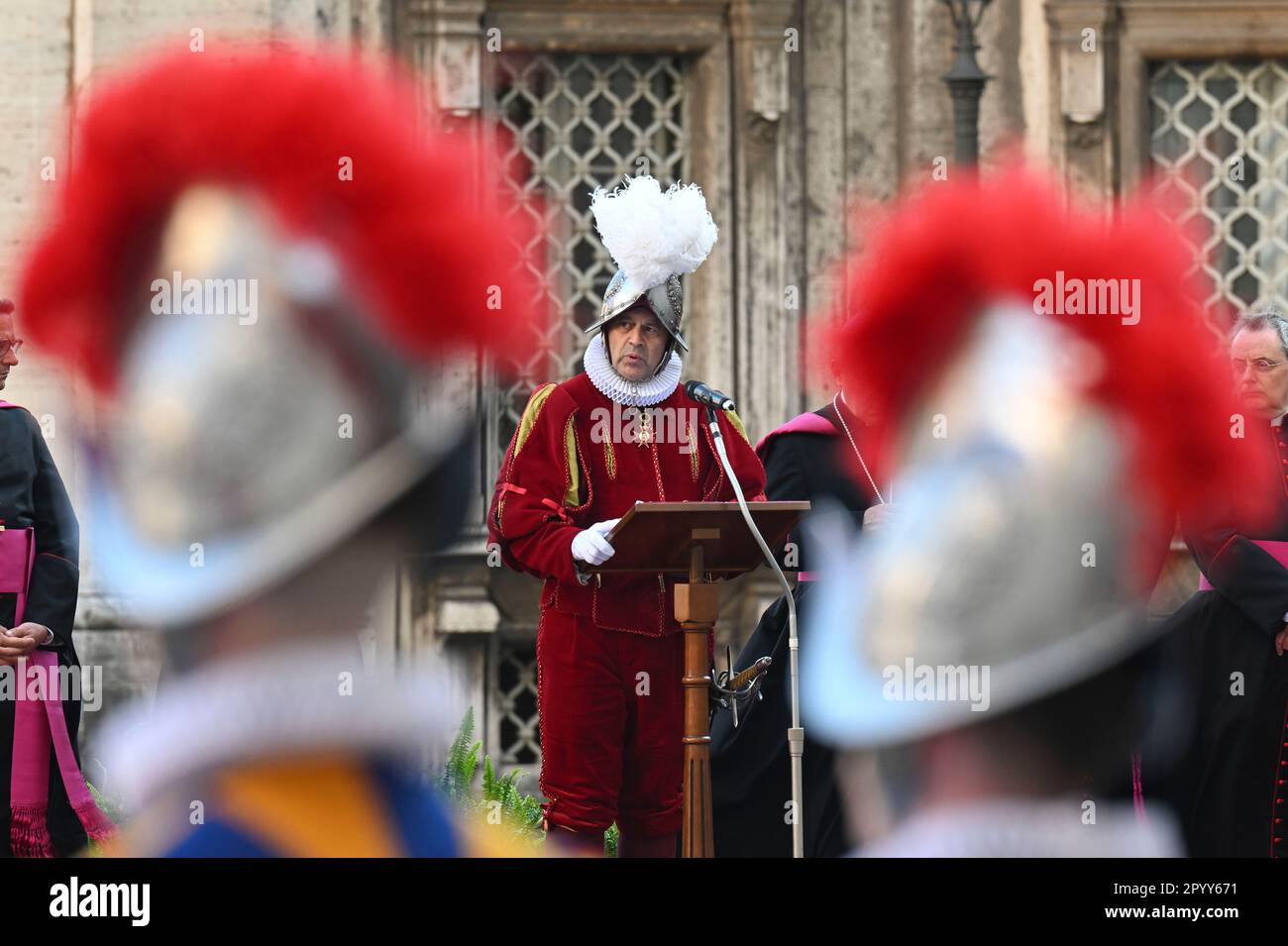 Vaticano, Vaticano. 05th maggio, 2023. Italia, Roma, Vaticano, 2023/5/5.posa della corona in onore dei caduti del 6 maggio 1527 con il conferimento di onorificenze nella Piazza dei Protomartiri Romani di S.E. Mons. Edgar Peña Parra, Sostituto degli Affari generali della Segreteria di Stato al Vaticano Fotografia di Vatican Media/Catholic Press Foto LIMITATA ALL'USO EDITORIALE - NO MARKETING - NO CAMPAGNE PUBBLICITARIE. Credit: Independent Photo Agency/Alamy Live News Foto Stock