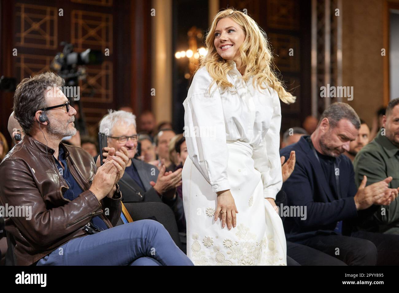 Kiev, Ucraina. 05th maggio, 2023. L'attrice canadese e l'ambasciatore Ukraine24 Katheryn Winnick, si trova dopo essere stata riconosciuta per il suo lavoro dal presidente ucraino Volodymyr Zelenskyy durante il vertice di beneficenza di raccolta fondi del United24, il 5 maggio 2023 a Kiev, Ucraina. L'organizzazione benefica internazionale ha raccolto oltre $330 milioni di dollari per sostenere gli ospedali e ricostruire l'Ucraina. Credit: Sarsenov Daniiar/Ufficio stampa presidenziale ucraino/Alamy Live News Foto Stock