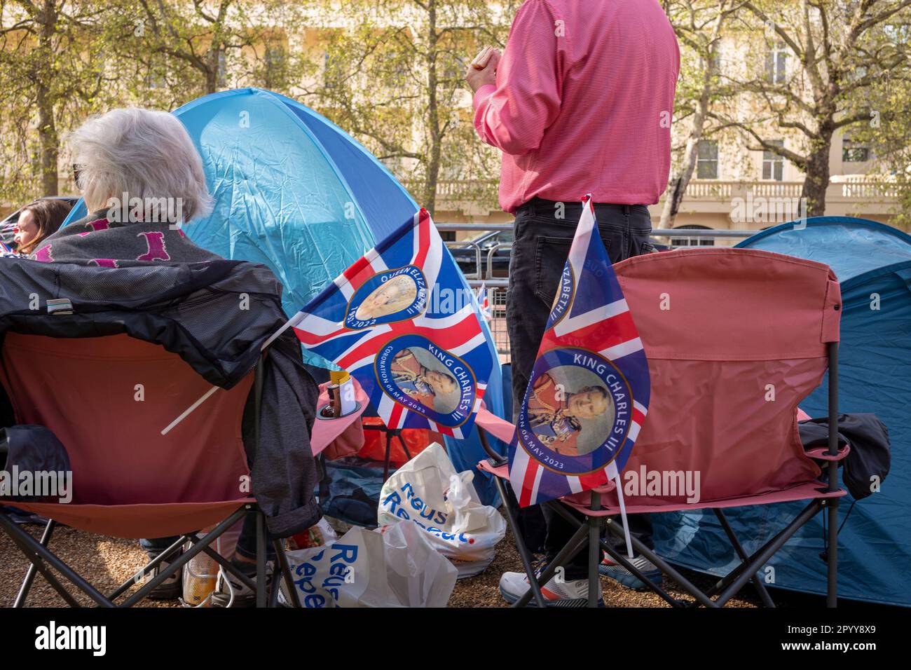 Londra UK, 5th maggio 2023. A meno di un giorno di distanza dalla Coronation on the Mall, persone che si divertono e celebrano il Re Carlo III Credit: Rena Pearl/Alamy Live News Foto Stock