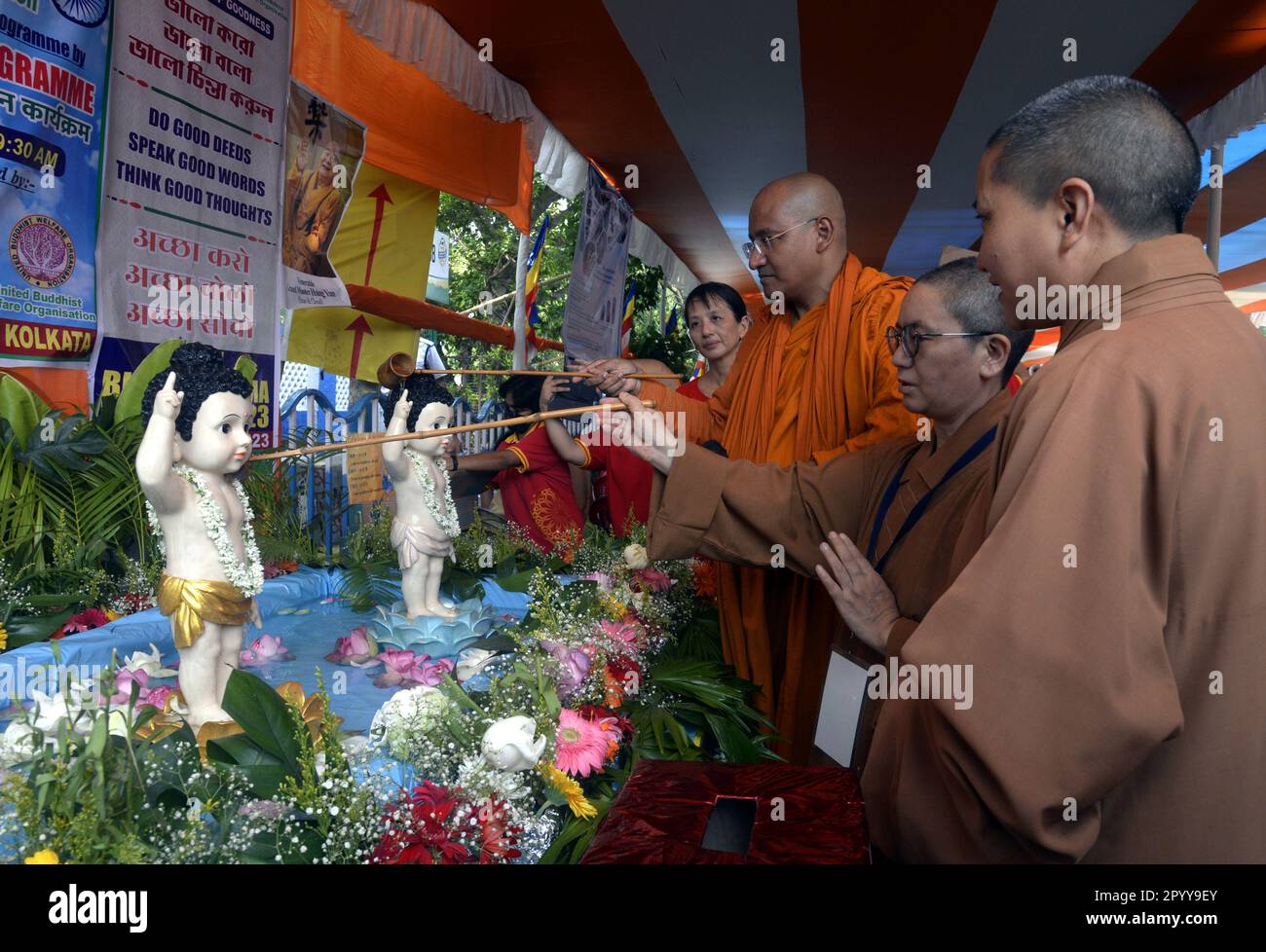 Kolkata, India. 5th maggio, 2023. I monaci buddisti pregano il Signore Budha durante una cerimonia in occasione del festival Budha Purnima il 05 maggio 2023 a Kolkata, in India. (Credit Image: © Saikat Paul/eyepix via ZUMA Press Wire) SOLO PER USO EDITORIALE! Non per USO commerciale! Foto Stock