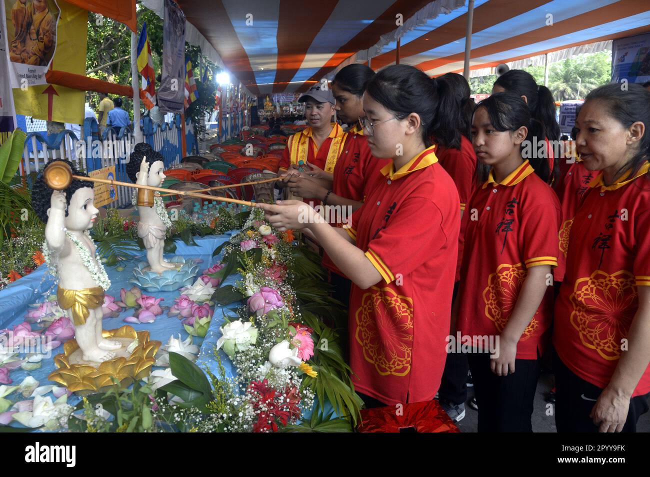 Kolkata, India. 5th maggio, 2023. I devoti pregano Lord Budha durante una cerimonia in occasione del festival Budha Purnima del 05 maggio 2023 a Kolkata, in India. (Credit Image: © Saikat Paul/eyepix via ZUMA Press Wire) SOLO PER USO EDITORIALE! Non per USO commerciale! Foto Stock