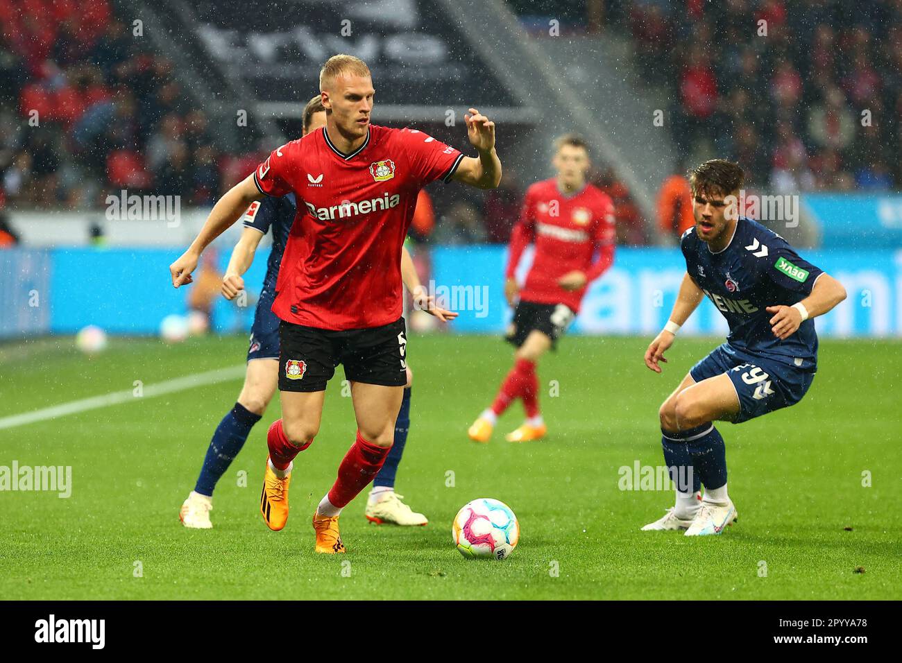 Leverkusen, Germania, 05.05.2023: Bayer 04 Leverkusen v. 1. FC Köln, Calcio, 1. Bundesliga, Matchday 31, Season 2022/2023, 31.03.2023 Mitchel Bakker (Bayer 04 Leverkusen) è sotto pressione da Jan Thielmann (1. FC Koeln) LE NORMATIVE DFL VIETANO QUALSIASI USO DI FOTOGRAFIE COME SEQUENZE DI IMMAGINI E/O QUASI-VIDEO. Credit: NewsNRW / Alamy Live News Foto Stock