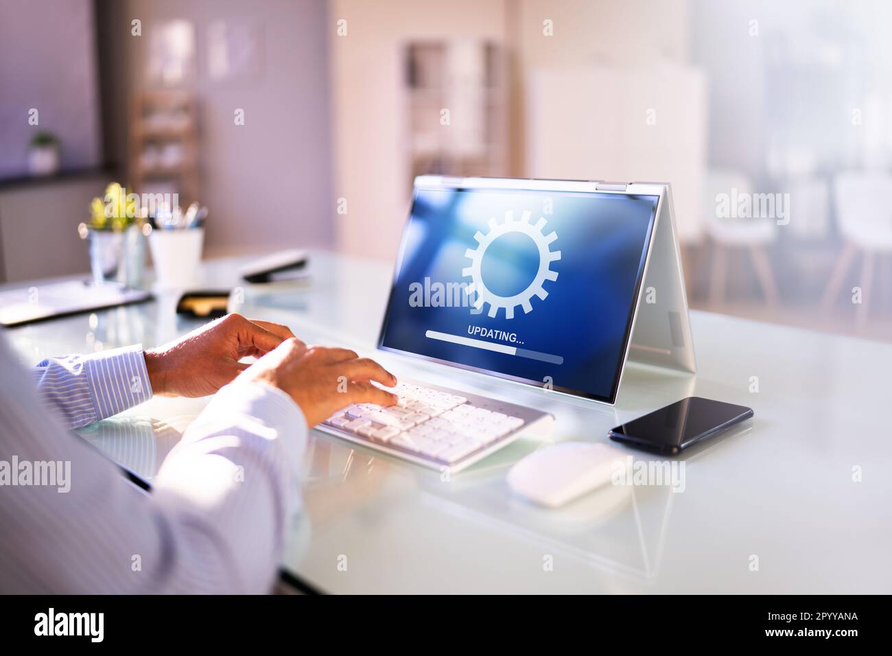 Aggiornamento in linea di Business computer. Avanzamento aggiornamento software Foto Stock