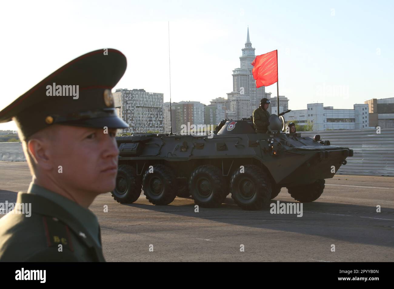 Prove della parata del giorno della Vittoria a Mosca. Un militare russo e un carro armato Foto Stock