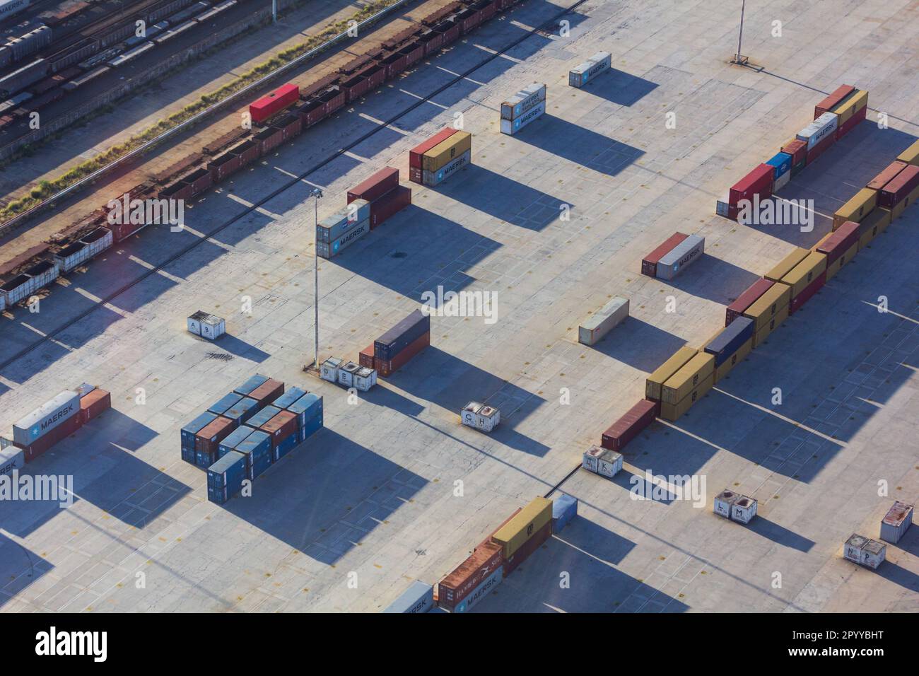 Città del Capo, Capo Occidentale, Sud Africa - Maggio 4th 2023: Fotografia aerea di un deposito container. Foto Stock