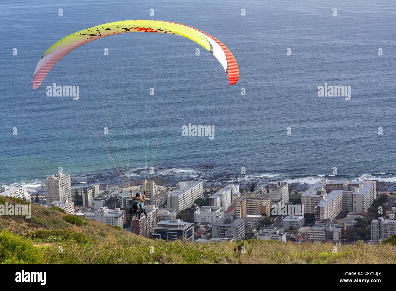 Città del Capo, Capo Occidentale, Sud Africa - Maggio 4th 2022: Parapendio a Signal Hill, Città del Capo. Foto Stock