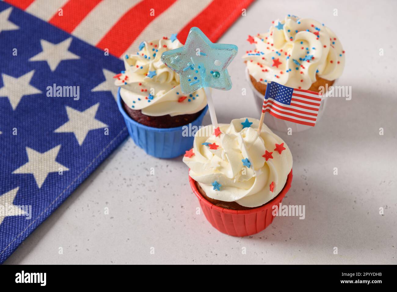 Tradizionale americano tre cupcake dolci in piatto bianco e bandiera degli Stati Uniti. Dessert per Patriotic Independence Day 4th luglio. Foto Stock