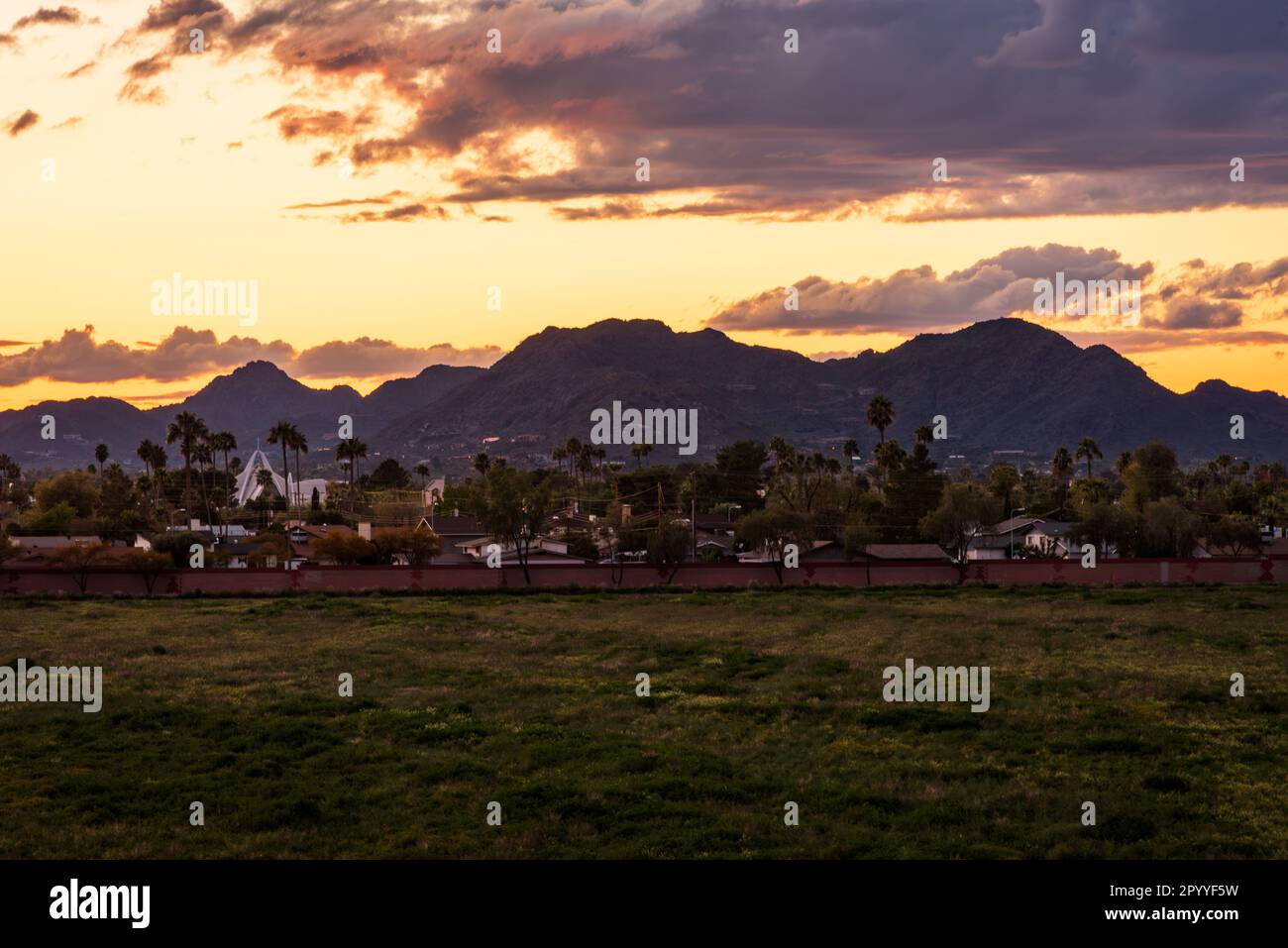 Vista al tramonto di Scottsdale e Paradise Valley dal Loop 101 a Scottsdale, Arizona. Foto Stock