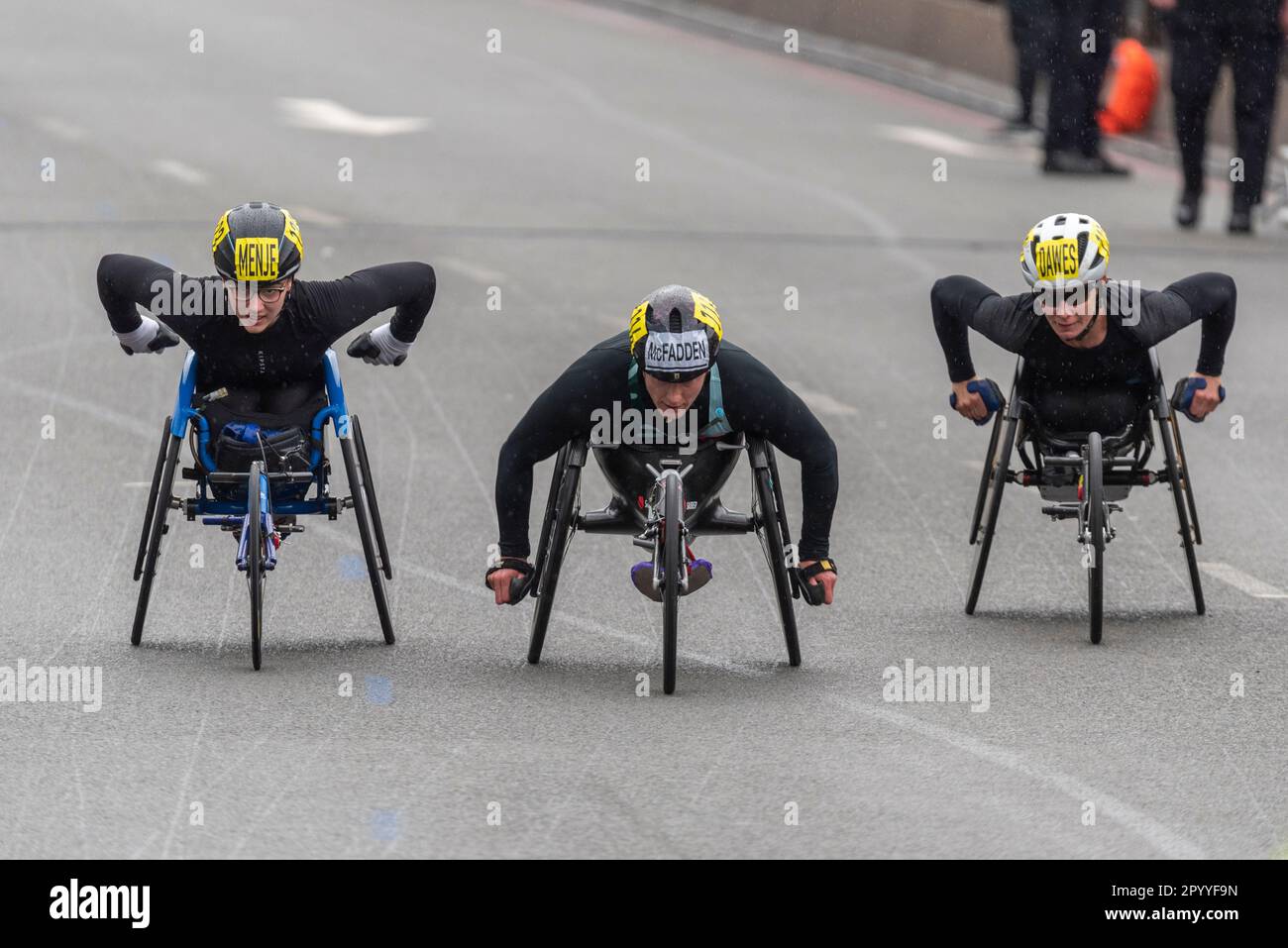 Tatyana McFadden gareggia nella TCS London Marathon 2023 passando per Tower Hill, Londra, Regno Unito. Atleta su sedia a rotelle. Atleta para. Foto Stock