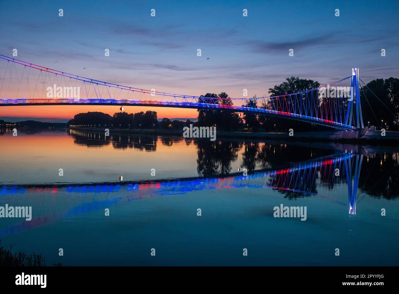 Osijek, Croazia. 05th maggio, 2023. Foto scattata il 5 maggio 2023. Mostra il ponte pedonale illuminato nei colori della bandiera britannica davanti all'incoronazione di Re Carlo III Foto: Davor Javorovic/PIXSELL Credit: Pixsell/Alamy Live News Foto Stock